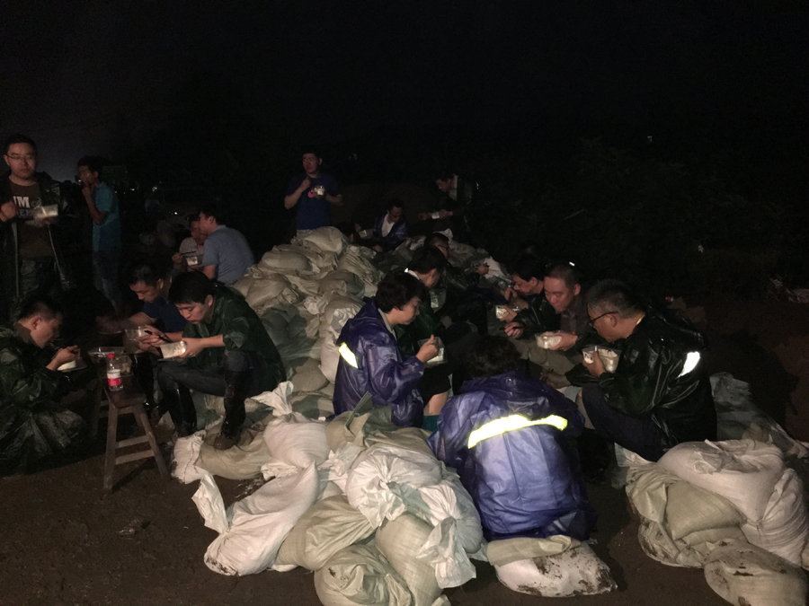 鏅氫笂8鐐瑰锛屽尯绾棰嗗涓庡尯绾鐩戝療骞查儴鍦ㄦ姉娲姠闄╃幇鍦虹敤椁?.jpg